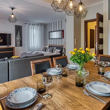 Royal Aparts Vika Gorskie Z Ogrodem Lägenhet *